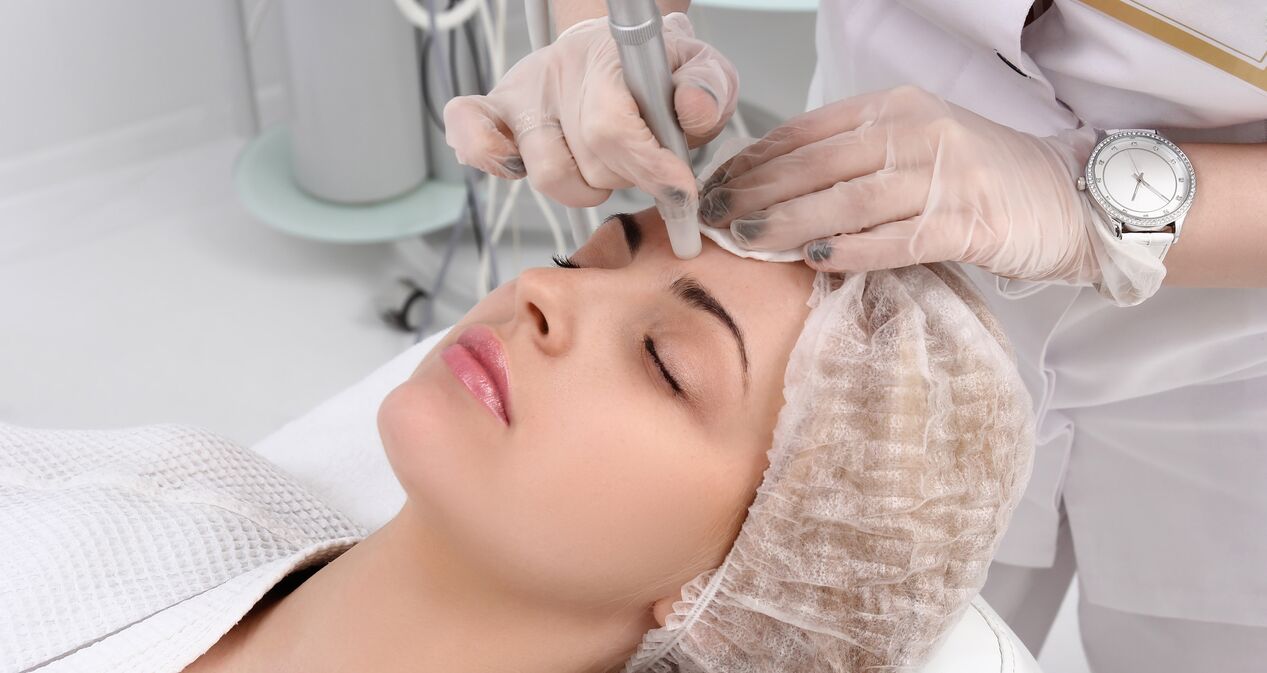 Procedura de întinerire a pielii faciale cu laser