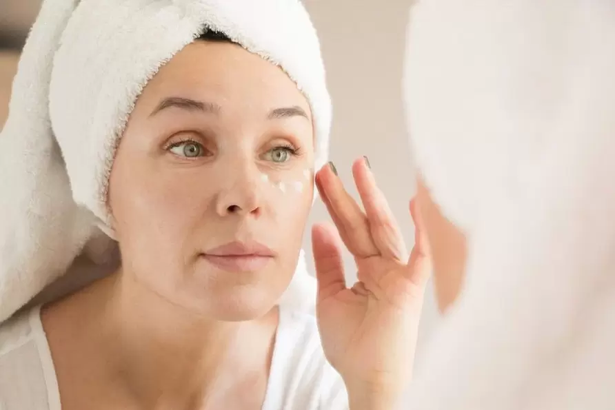 aplicarea cremei antirid sub ochi